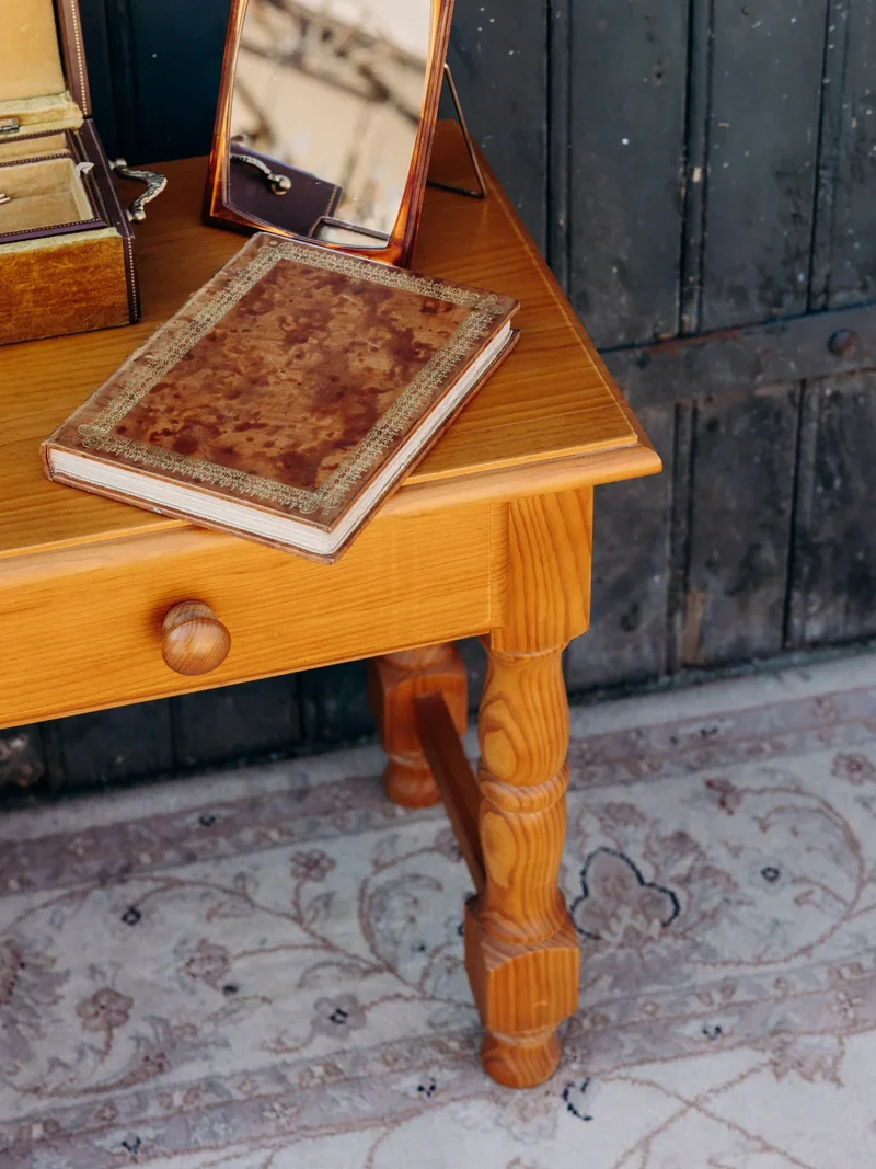 Odile, la petite table de chevet en bois clair N°1299