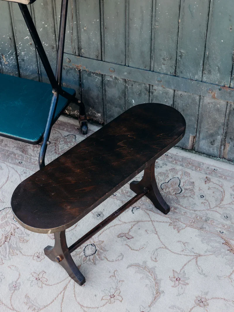 Antoine, le petit banc en bois foncé N°369