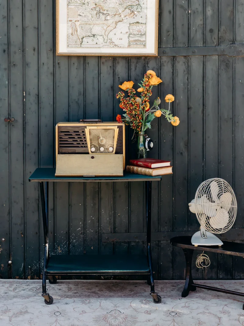Antoine, le petit banc en bois foncé N°369