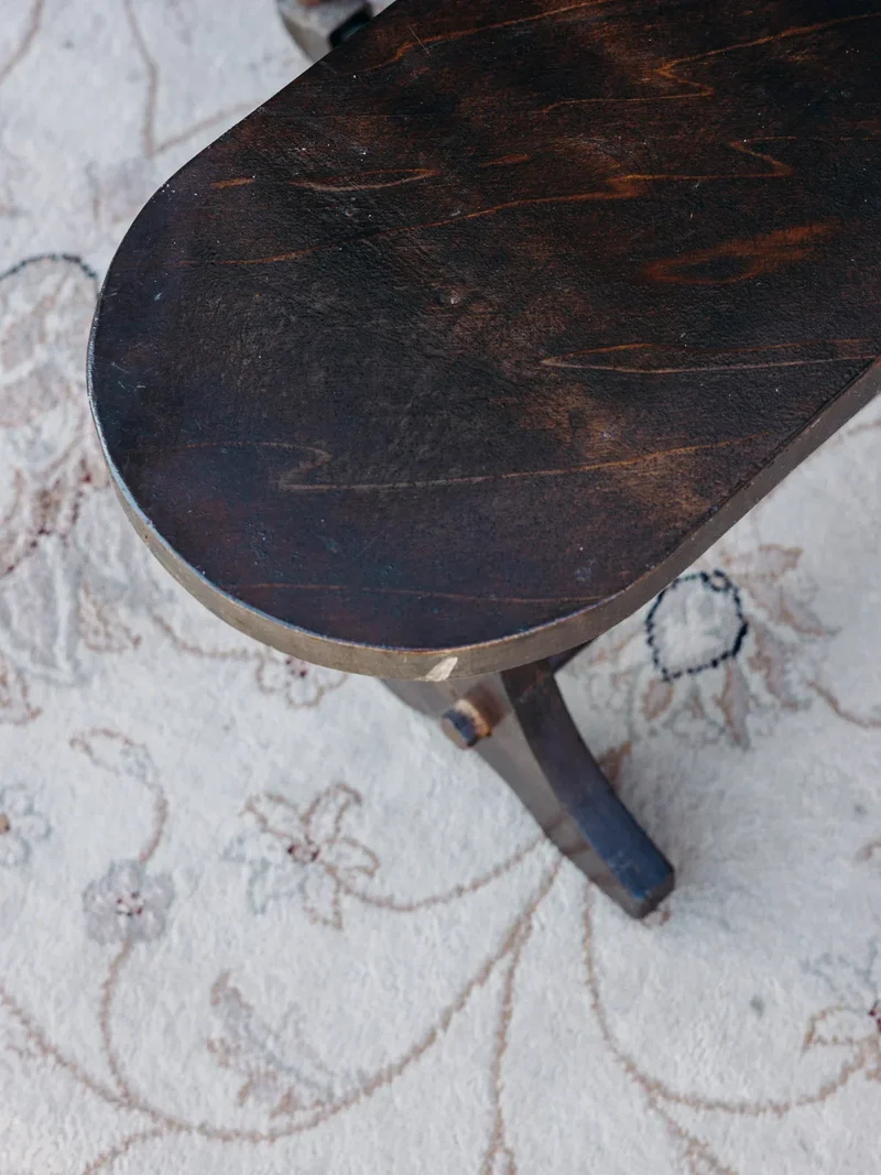 Antoine, le petit banc en bois foncé N°369