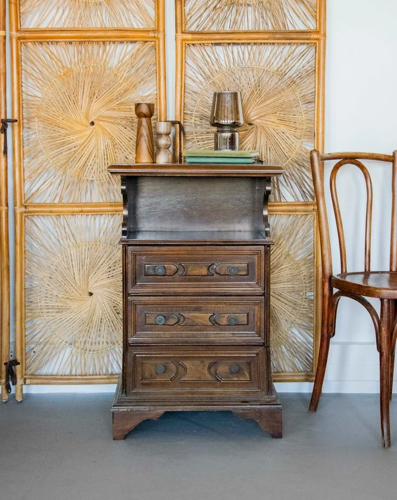 Francine, la table d'appoint haute en bois foncé N°858