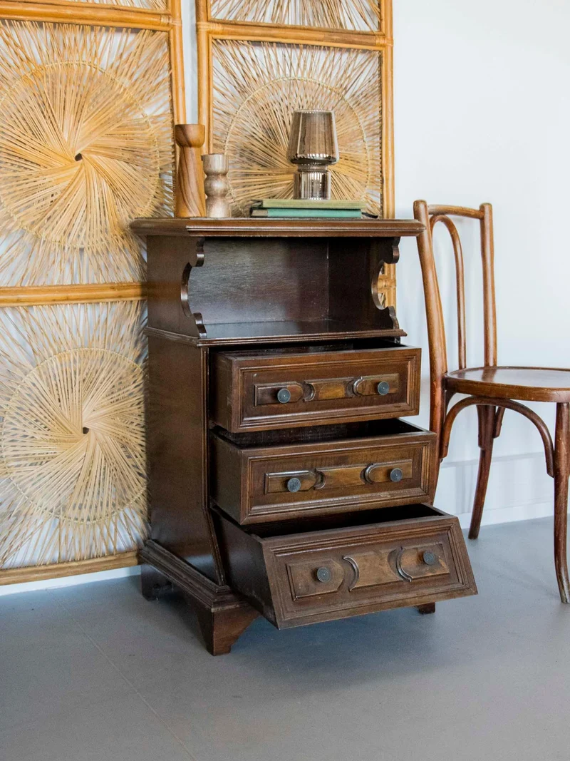 Francine, la table d'appoint haute en bois foncé N°858