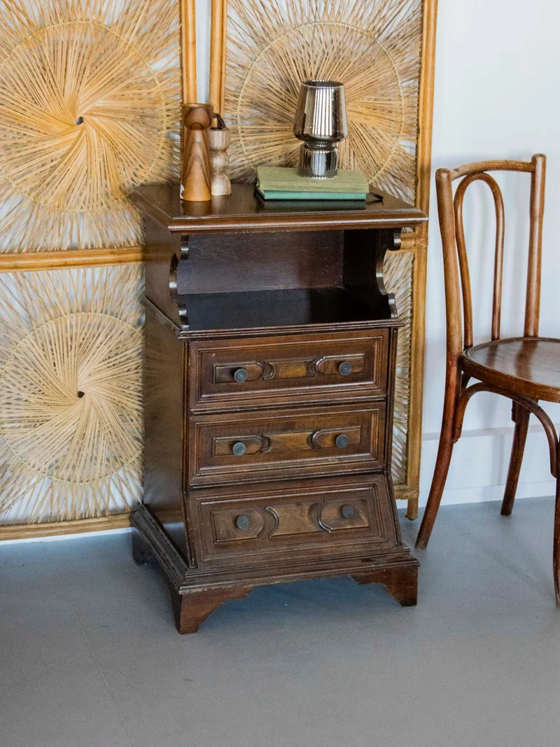 Francine, la table d'appoint haute en bois foncé N°858