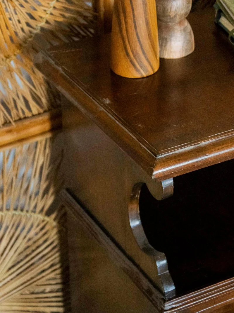 Francine, la table d'appoint haute en bois foncé N°858