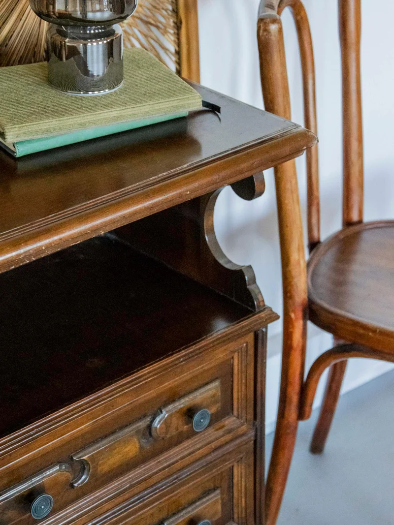 Francine, la table d'appoint haute en bois foncé N°858