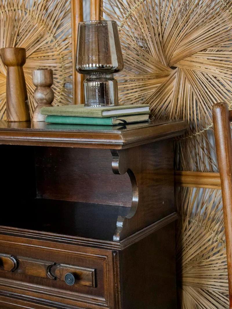 Francine, la table d'appoint haute en bois foncé N°858