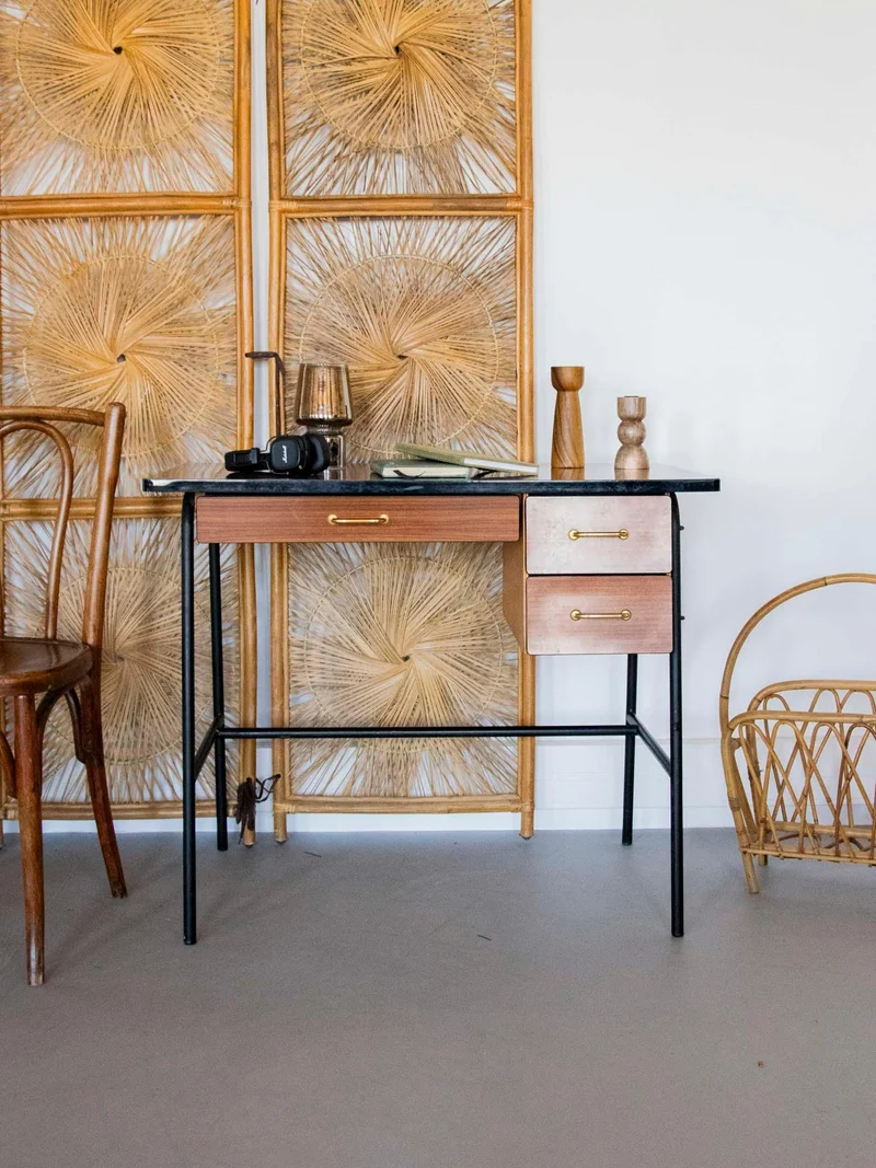 Yvan, le bureau fin en métal et formica N°525