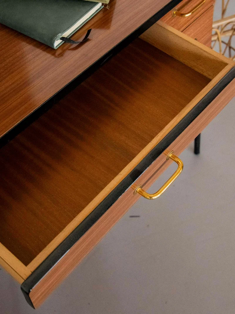 Yvan, le bureau fin en métal et formica N°525