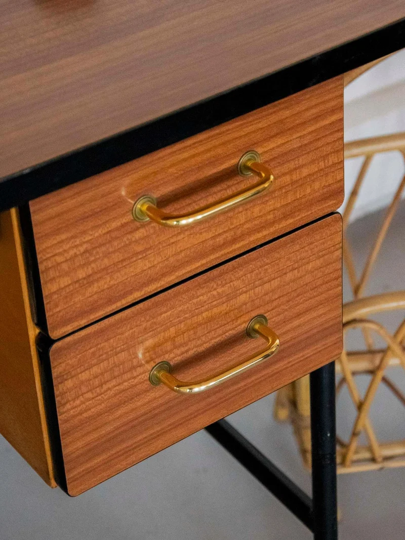 Yvan, le bureau fin en métal et formica N°525