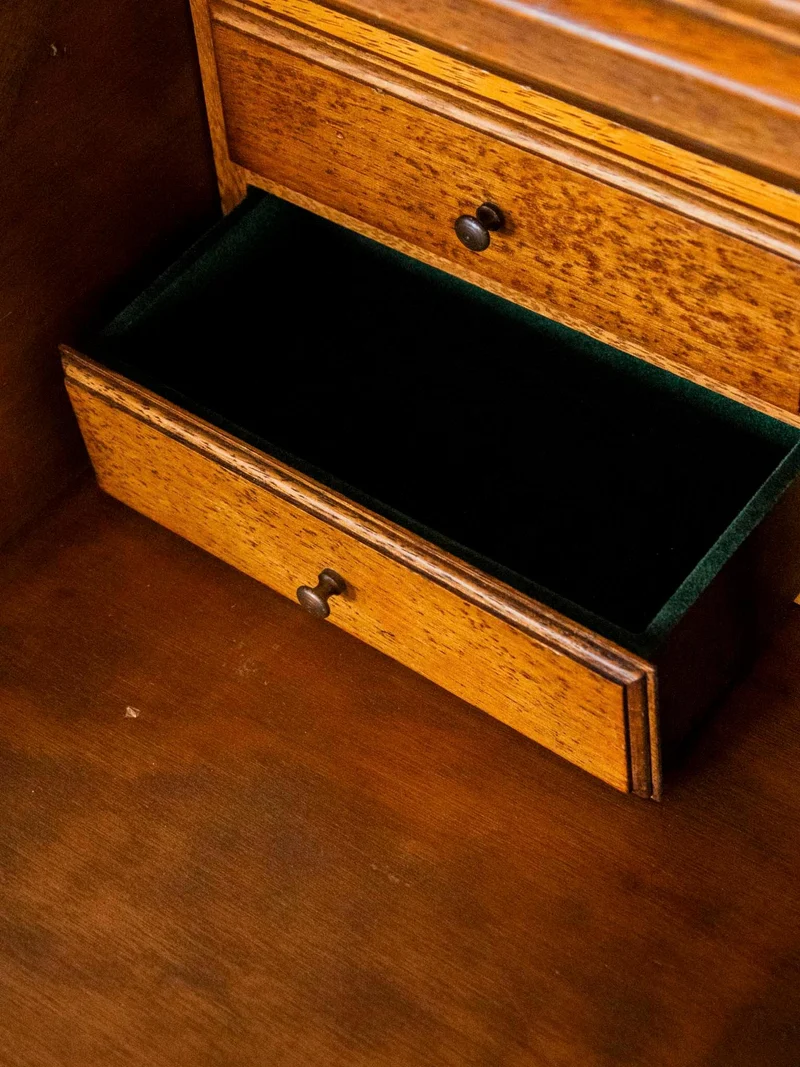 Honoré, le secrétaire en bois foncé N°170