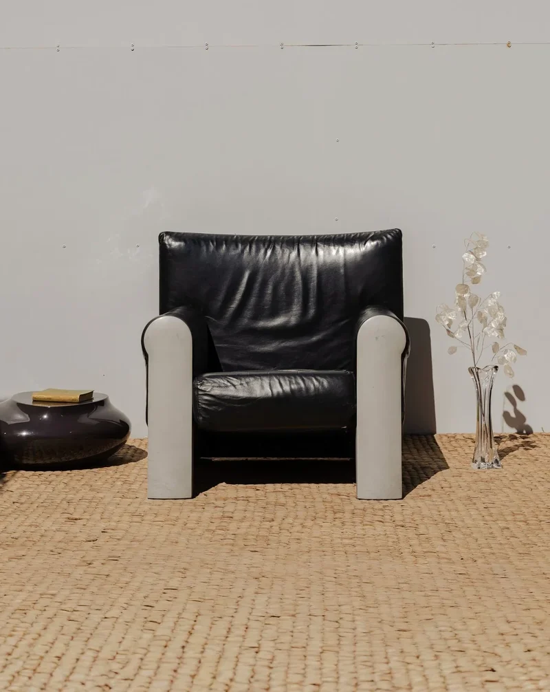 Jakob, le fauteuil en cuir noir et chromé N°956