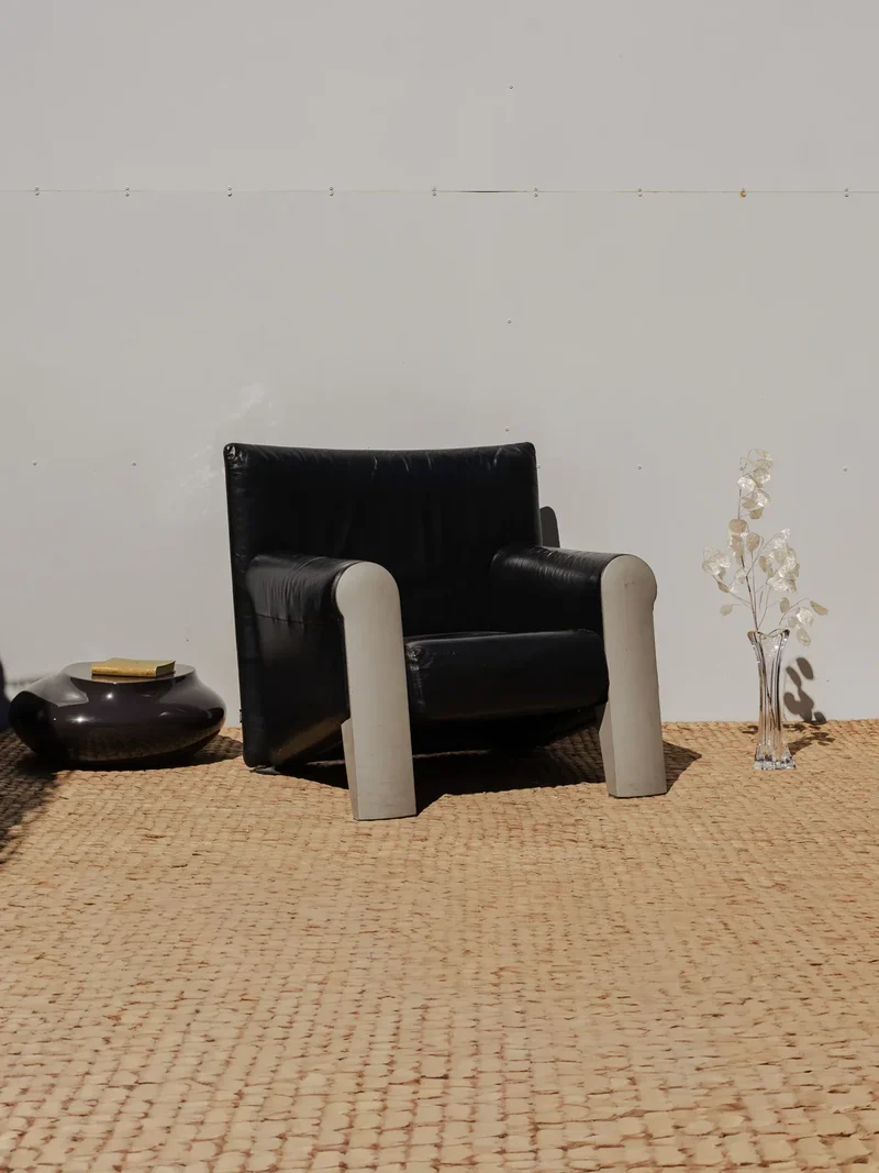 Jakob, le fauteuil en cuir noir et chromé N°956