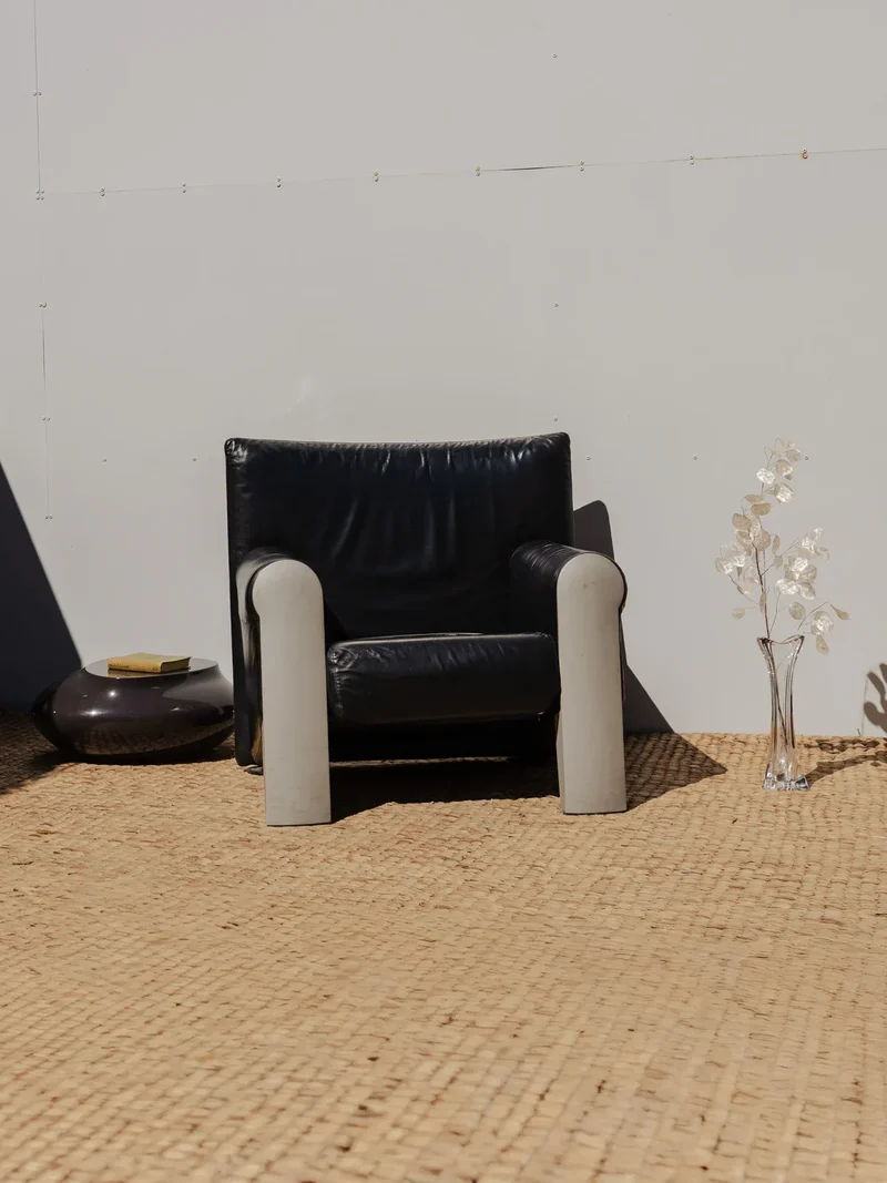 Jakob, le fauteuil en cuir noir et chromé N°956