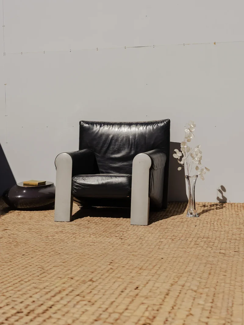 Jakob, le fauteuil en cuir noir et chromé N°956