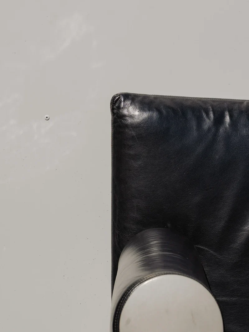 Jakob, le fauteuil en cuir noir et chromé N°956