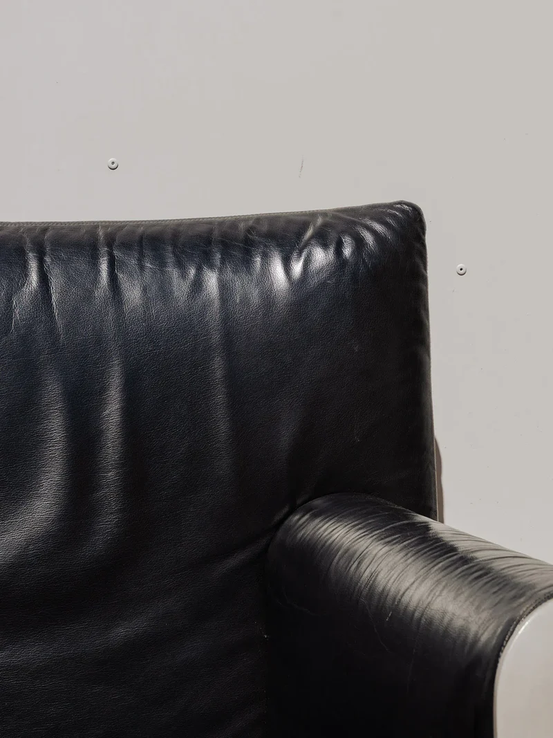 Jakob, le fauteuil en cuir noir et chromé N°956
