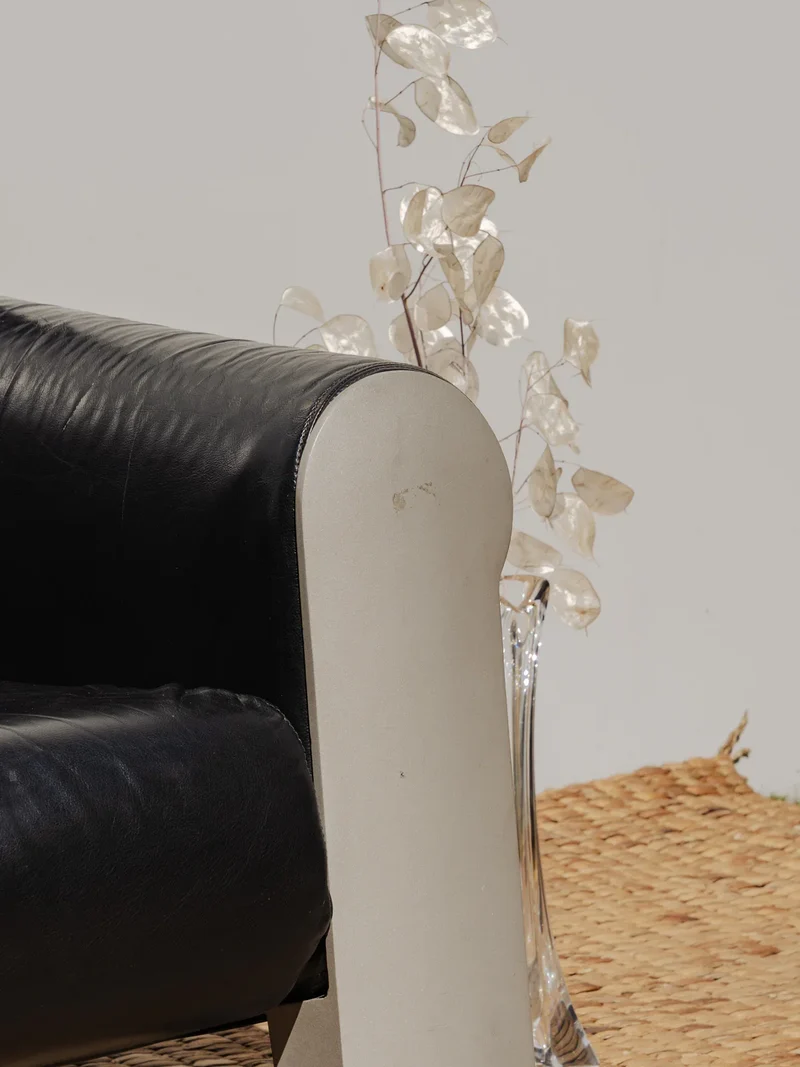 Jakob, le fauteuil en cuir noir et chromé N°956