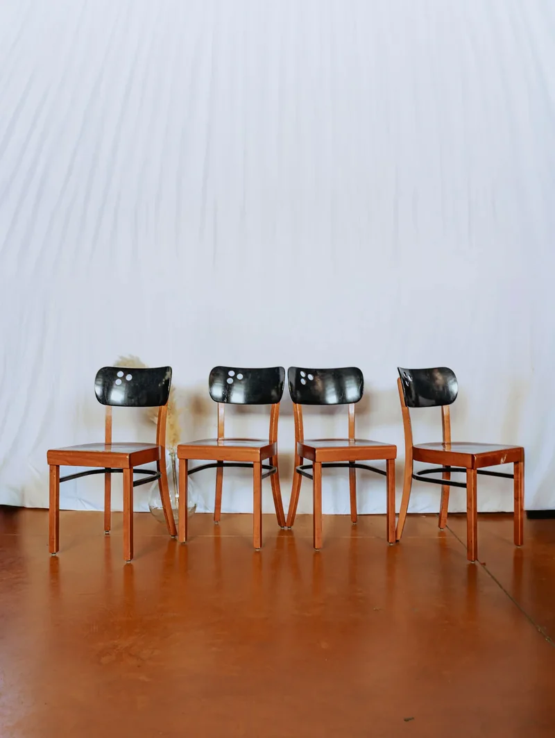 Alma, le lot de 4 chaises en bois foncé N°1412