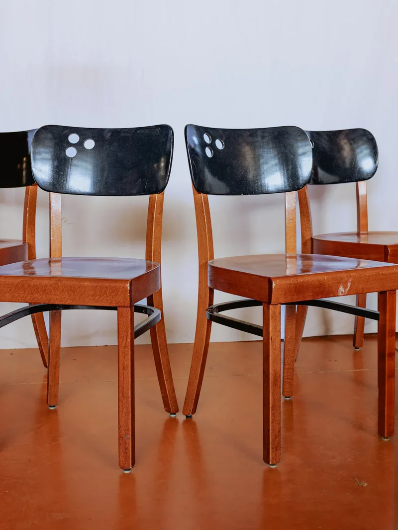 Alma, le lot de 4 chaises en bois foncé N°1412