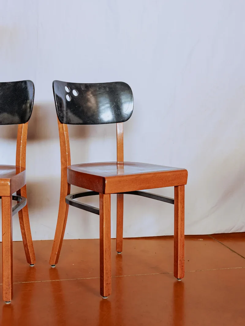 Alma, le lot de 4 chaises en bois foncé N°1412