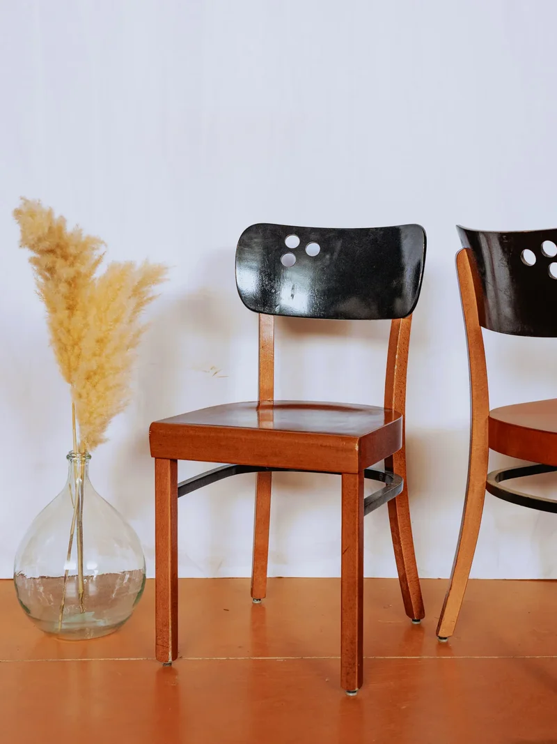 Alma, le lot de 4 chaises en bois foncé N°1412