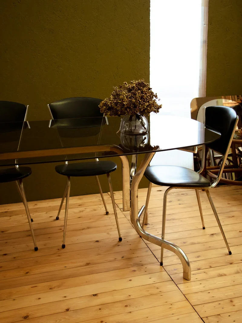Karla, la table à manger en métal et verre fumé N°1119