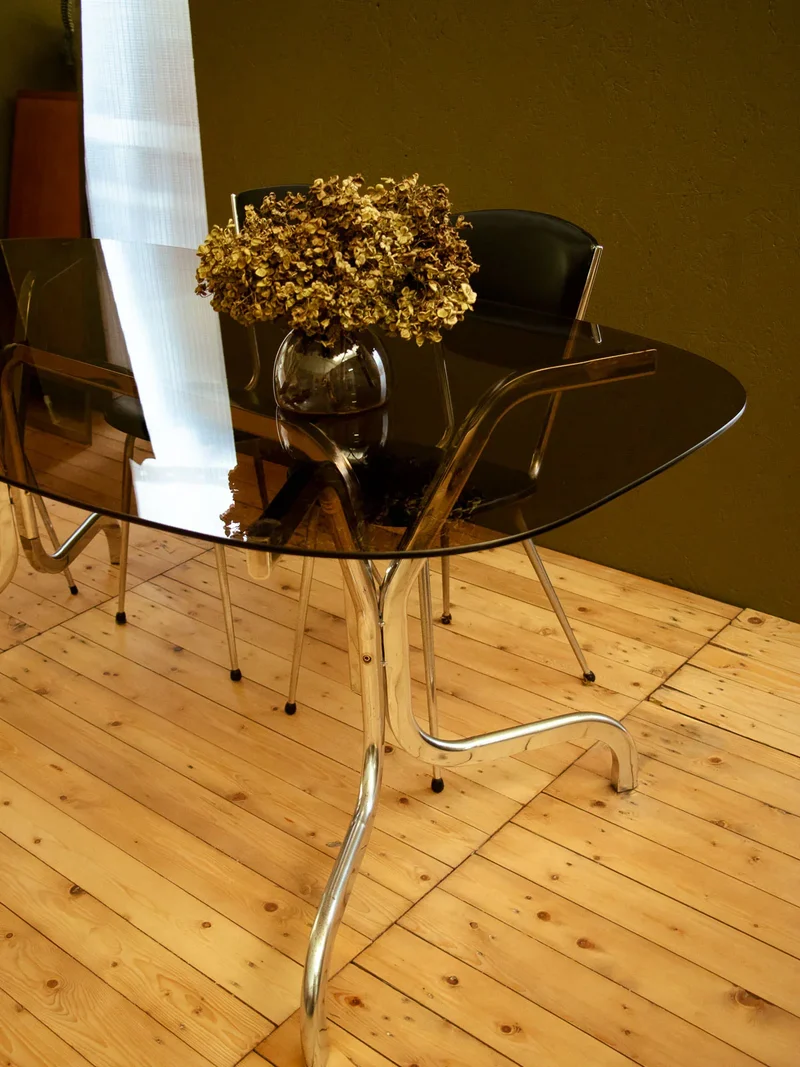 Karla, la table à manger en métal et verre fumé N°1119