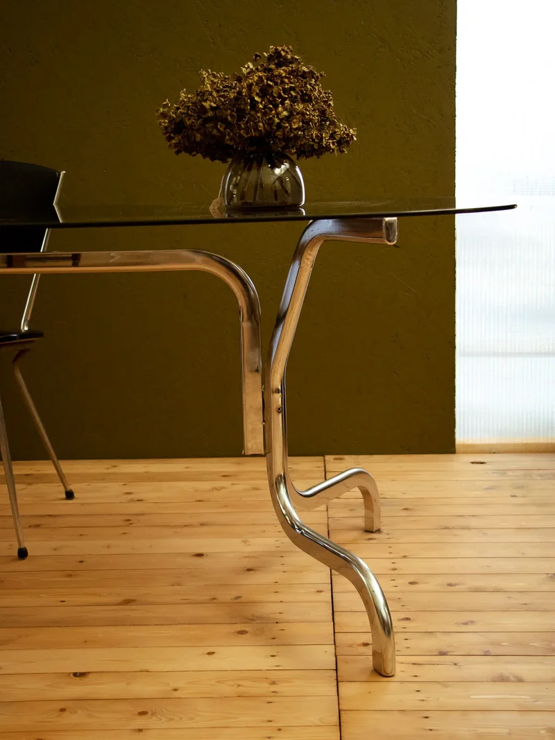 Karla, la table à manger en métal et verre fumé N°1119