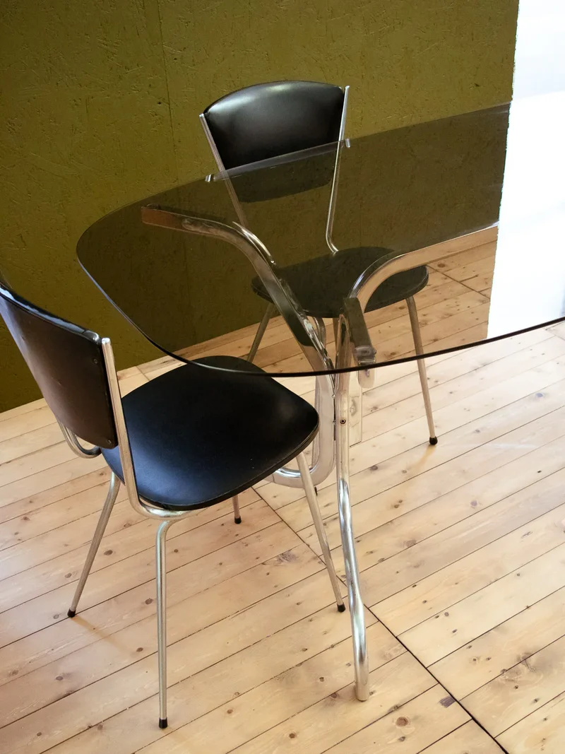 Karla, la table à manger en métal et verre fumé N°1119