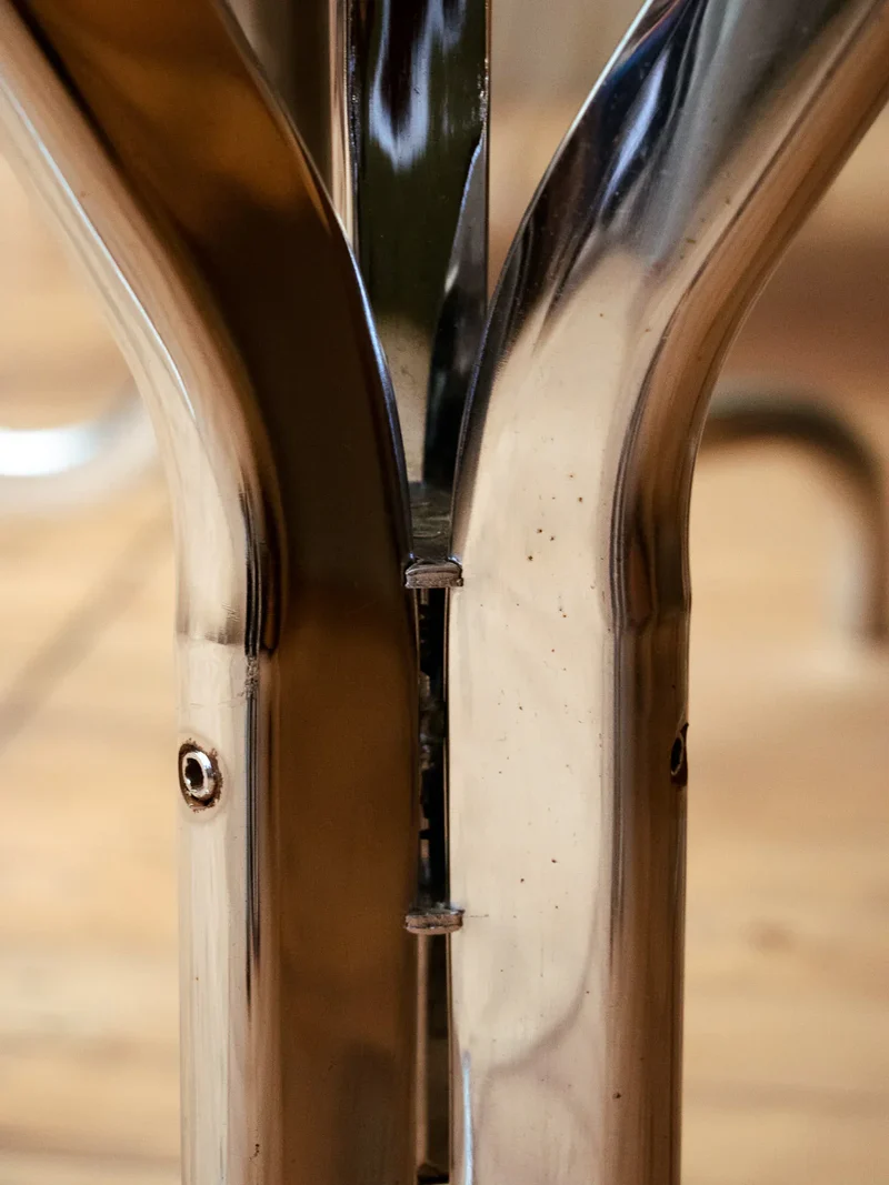 Karla, la table à manger en métal et verre fumé N°1119