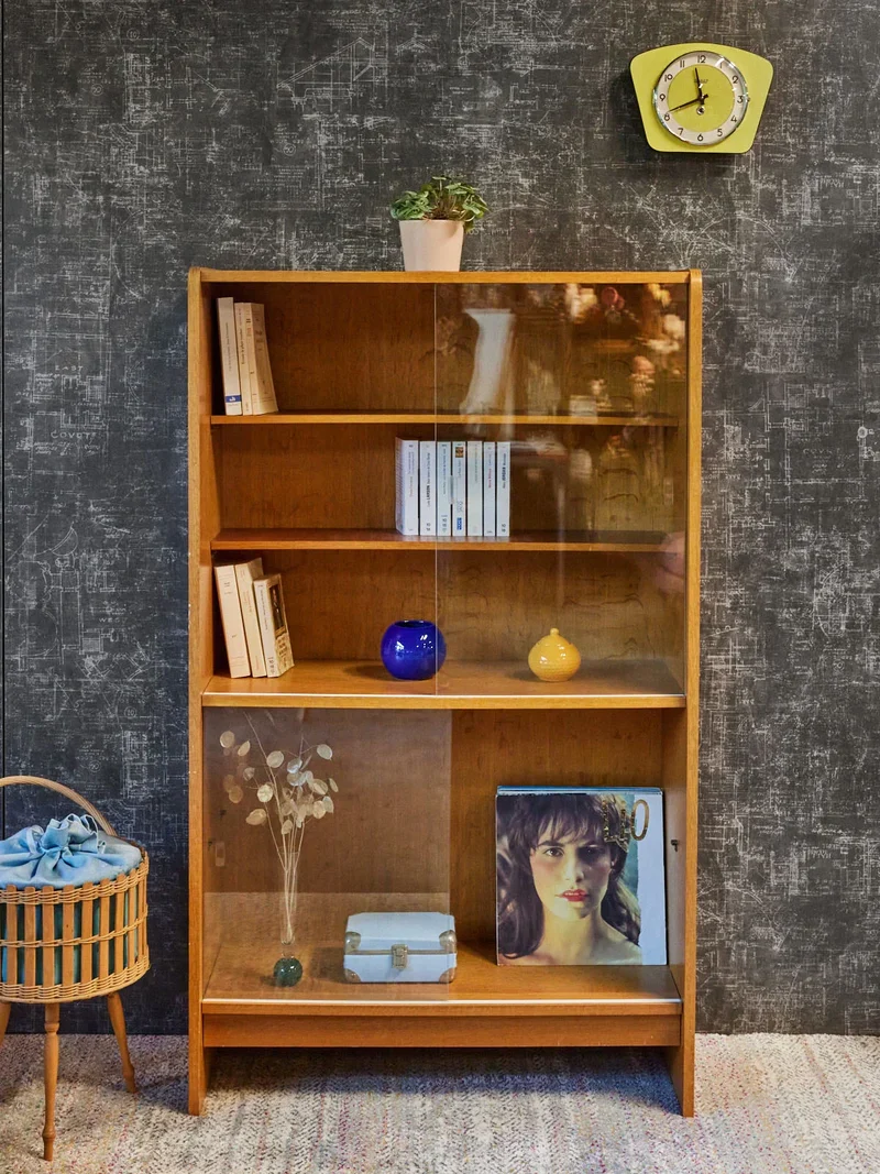 Victoria, la vitrine en bois des années 70 N°203