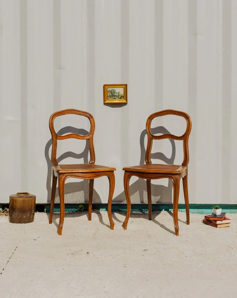 Claude, la paire de chaises en bois N°1068