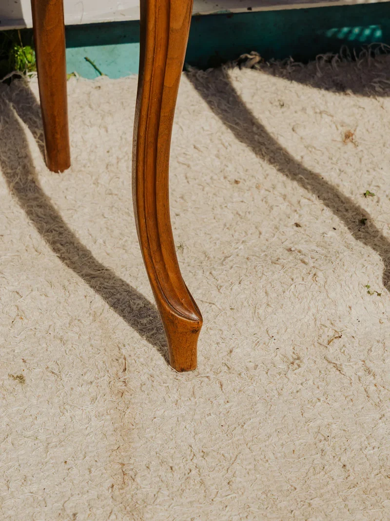 Claude, la paire de chaises en bois N°1068