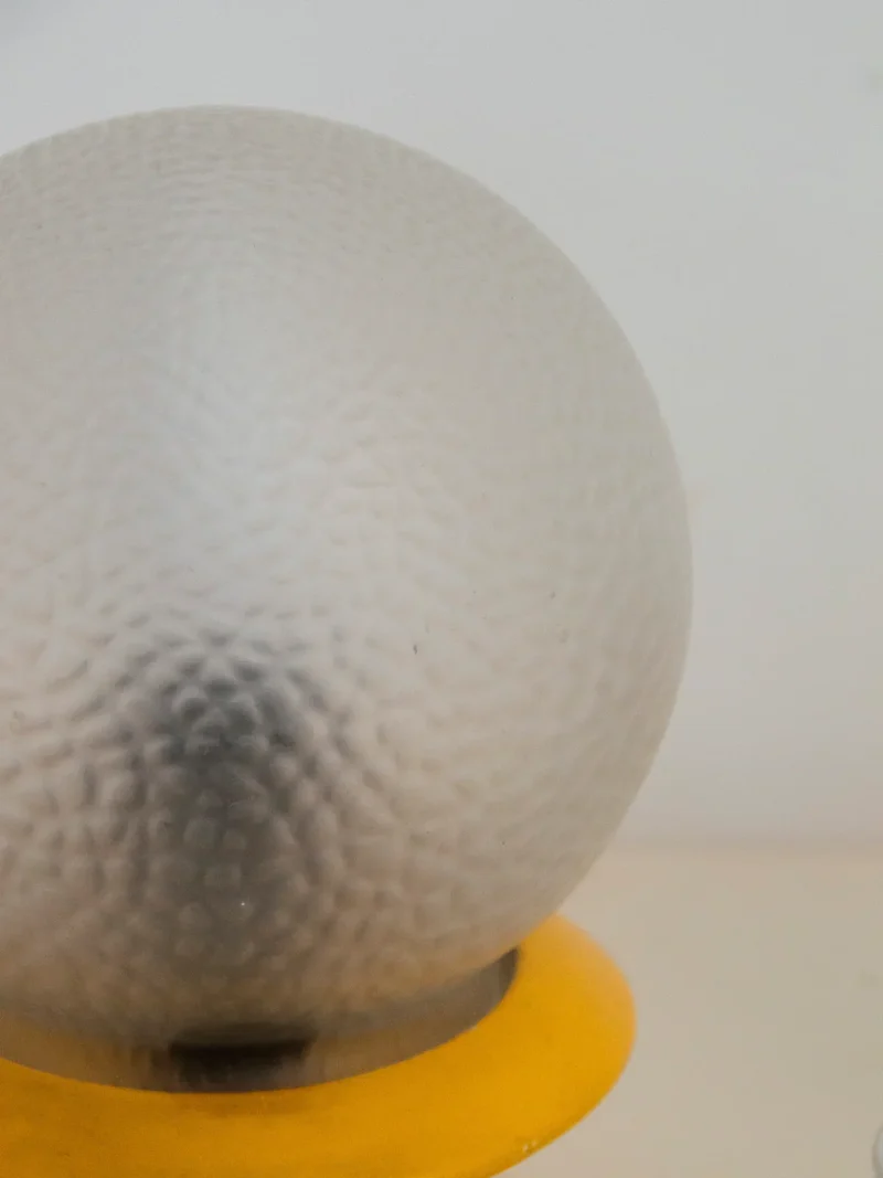 Julia, la lampe au globe texturé N°809