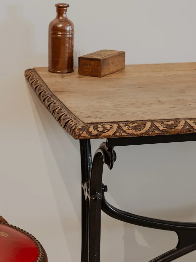 Francine, la table d'appoint en bois et métal noir N°861