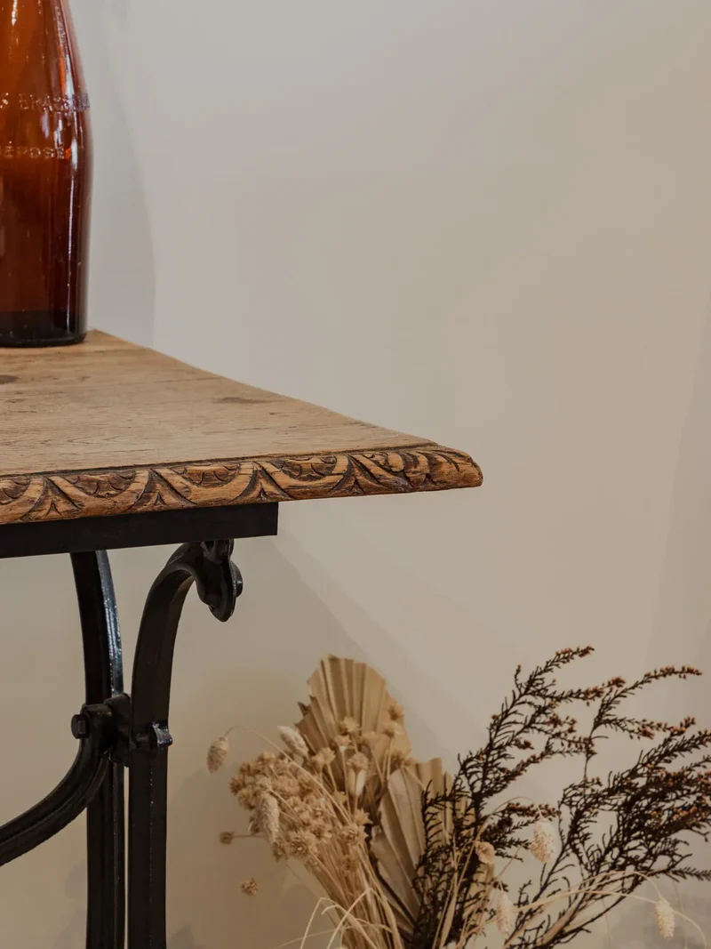 Francine, la table d'appoint en bois et métal noir N°861