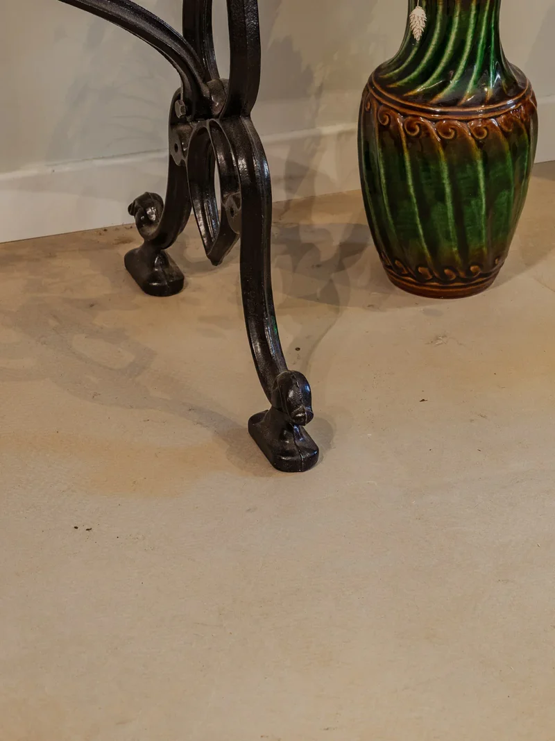 Francine, la table d'appoint en bois et métal noir N°861