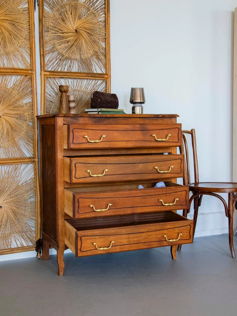 Garance, la commode en bois foncé N°585