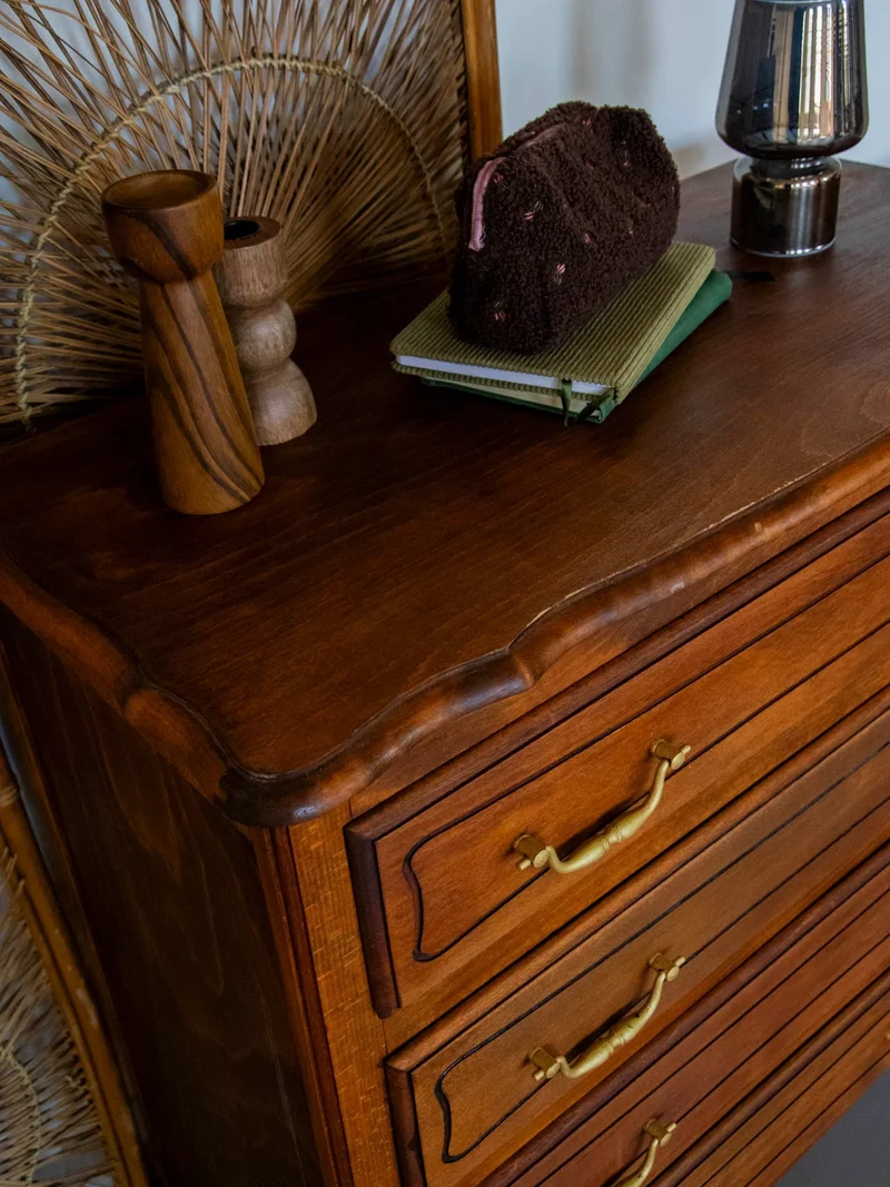 Garance, la commode en bois foncé N°585