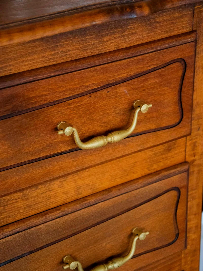 Garance, la commode en bois foncé N°585