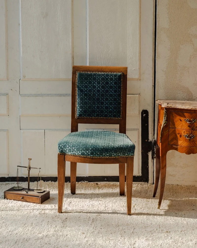 Claude, la chaise en bois et velours bleu N°1119