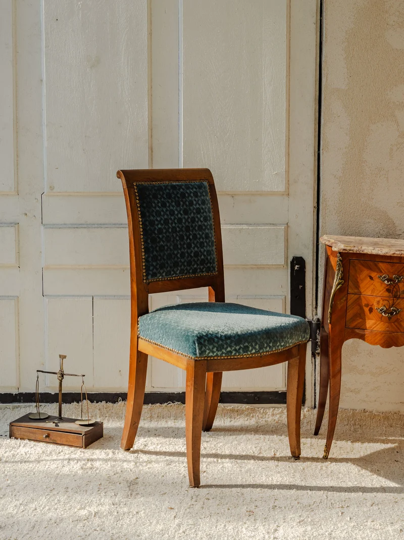 Claude, la chaise en bois et velours bleu N°1119