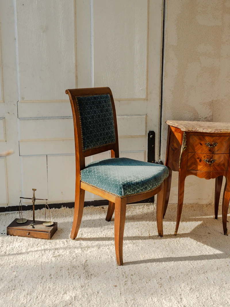Claude, la chaise en bois et velours bleu N°1119
