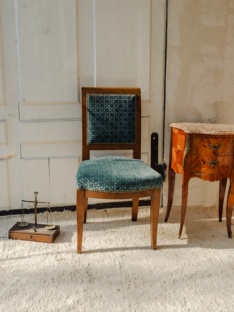 Claude, la chaise en bois et velours bleu N°1119