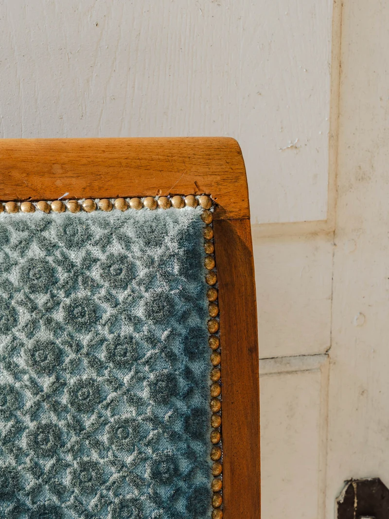 Claude, la chaise en bois et velours bleu N°1119