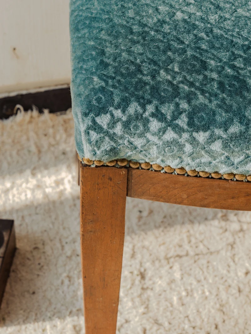 Claude, la chaise en bois et velours bleu N°1119