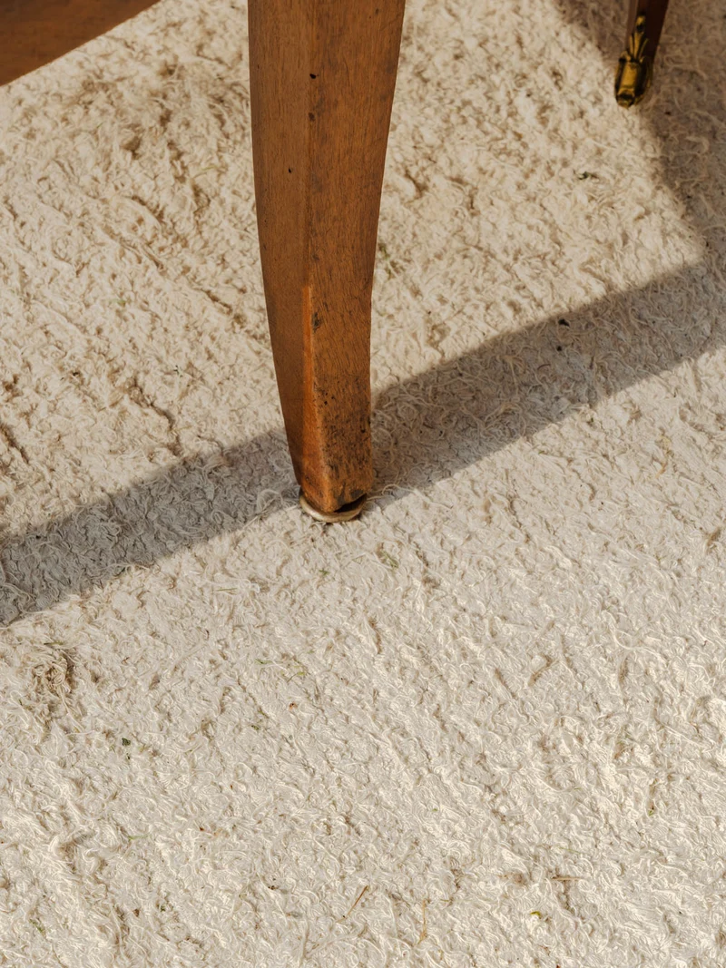Claude, la chaise en bois et velours bleu N°1119
