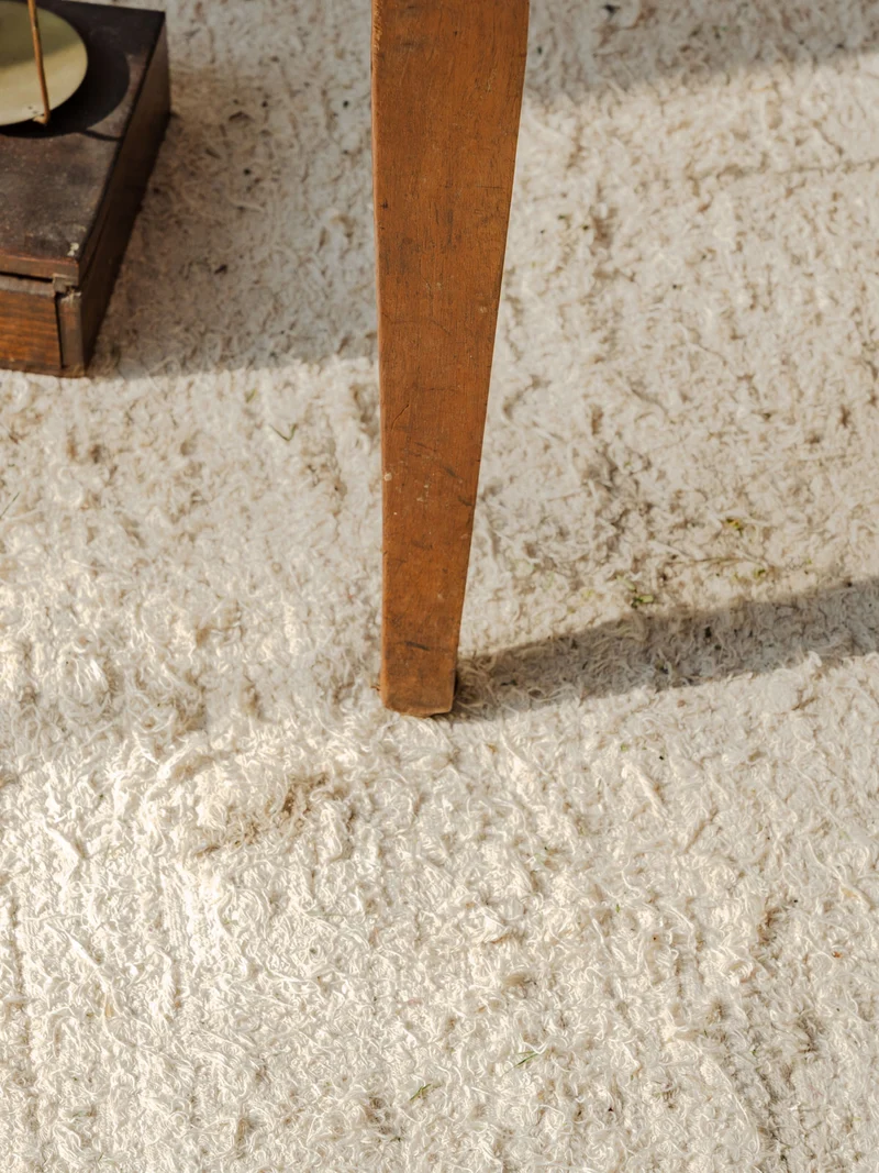 Claude, la chaise en bois et velours bleu N°1119