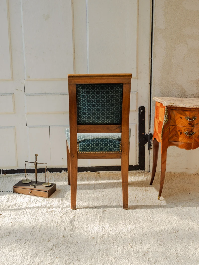 Claude, la chaise en bois et velours bleu N°1119