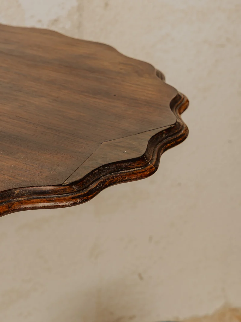 Alfred, le guéridon en bois foncé N°171